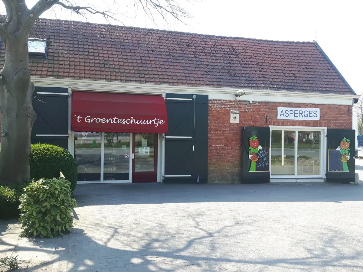 De winkelpui van 't Groenteschuurtje in Serooskerke